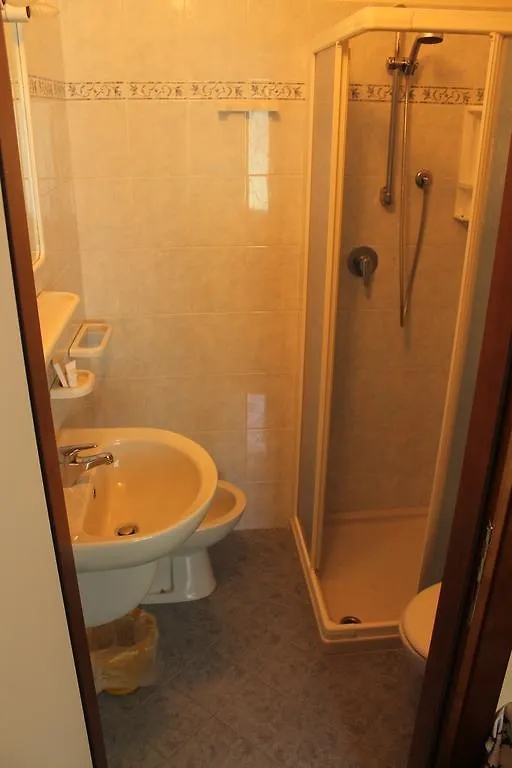 Hotel Poggio D'Oro Riva di Solto 2*,  Italy
